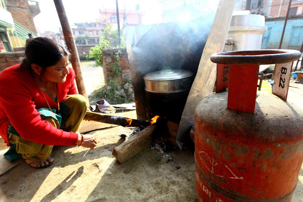 امرأة تطبخ باستخدام الحطب في كاتماندو، نيبال.